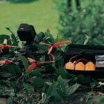 Dron z aparaturą rozłożony w ogrodzie w słoneczny dzień