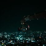 Kamera drona nagrywa nocną, kolorową panoramę indyjskiego miasta