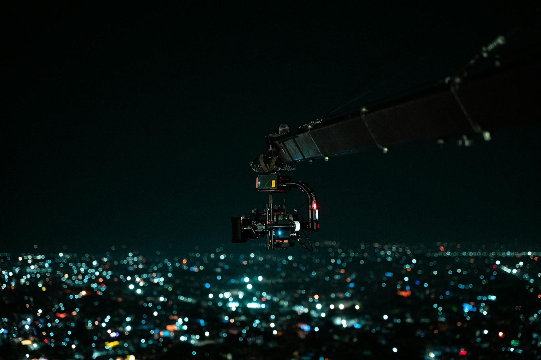 Kamera drona nagrywa nocną, kolorową panoramę indyjskiego miasta