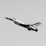 Wojskowe samoloty nad miastem: czemu lecą nisko i kiedy to jest normalne Wojskowy samolot na tle pochmurnego, szarego nieba