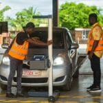 Dwóch mechaników sprawdza samochód w garażu pod kątem bezpieczeństwa