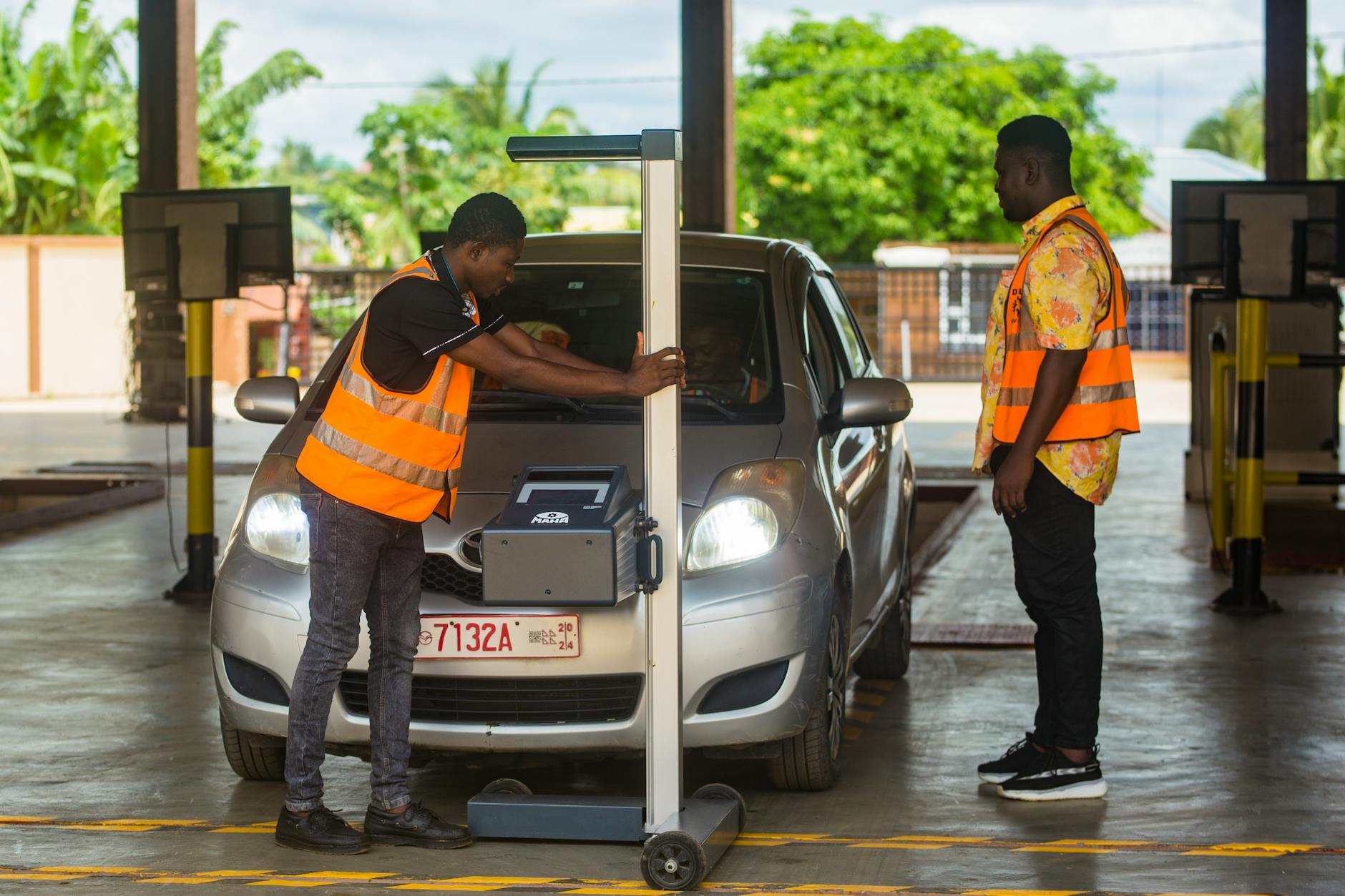 Dwóch mechaników sprawdza samochód w garażu pod kątem bezpieczeństwa