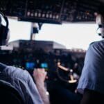 Dwóch pilotów w kokpicie samolotu pasażerskiego podczas startu