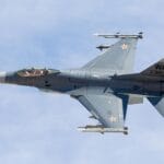 Myśliwiec F-16 nad bazą Nellis w locie szkoleniowym
