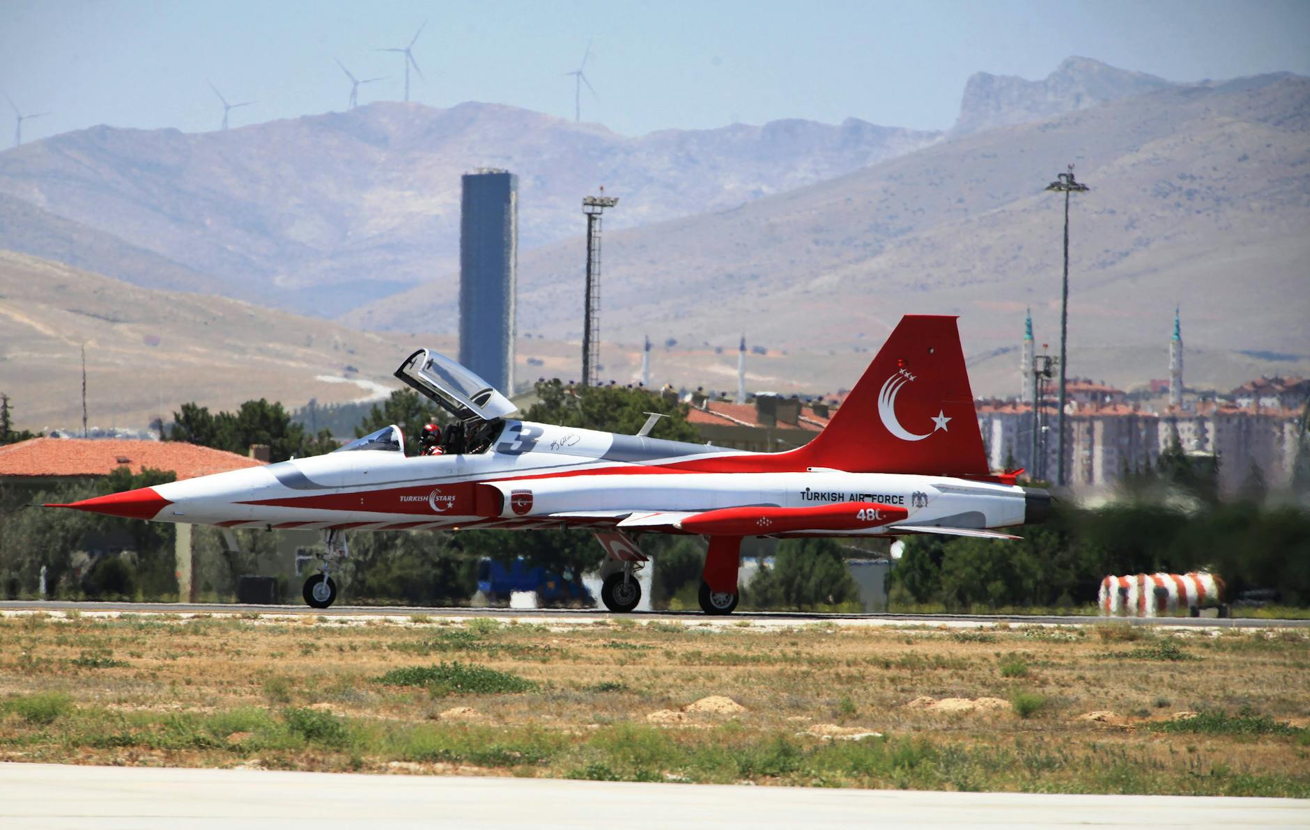 Myśliwiec Turkish Stars na pasie startowym bazy w Konya