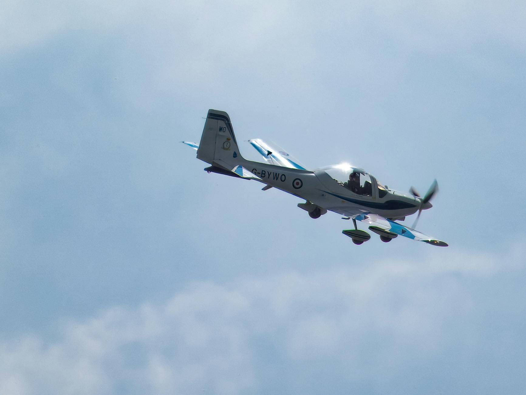 Myśliwiec wojskowy w locie na tle czystego, błękitnego nieba