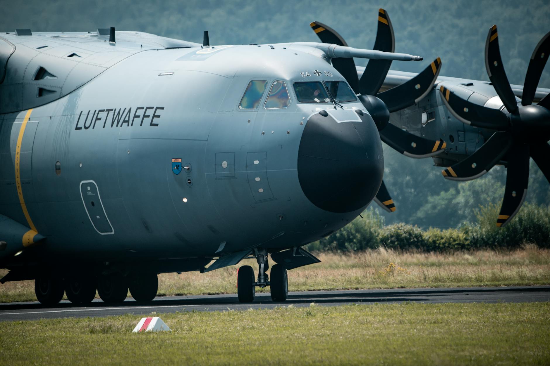 Niemiecki samolot transportowy A400M Luftwaffe szykuje się do startu