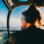 Pilotka w słuchawkach steruje helikopterem nad Rio de Janeiro