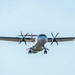 Samolot ATR 72 z wypuszczonym podwoziem podchodzący do lądowania