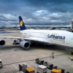Samolot Lufthansa Airbus A380 przy rękawie lotniska przed odlotem