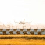 Samolot pasażerski ląduje we mgle na oświetlonym pasie lotniska