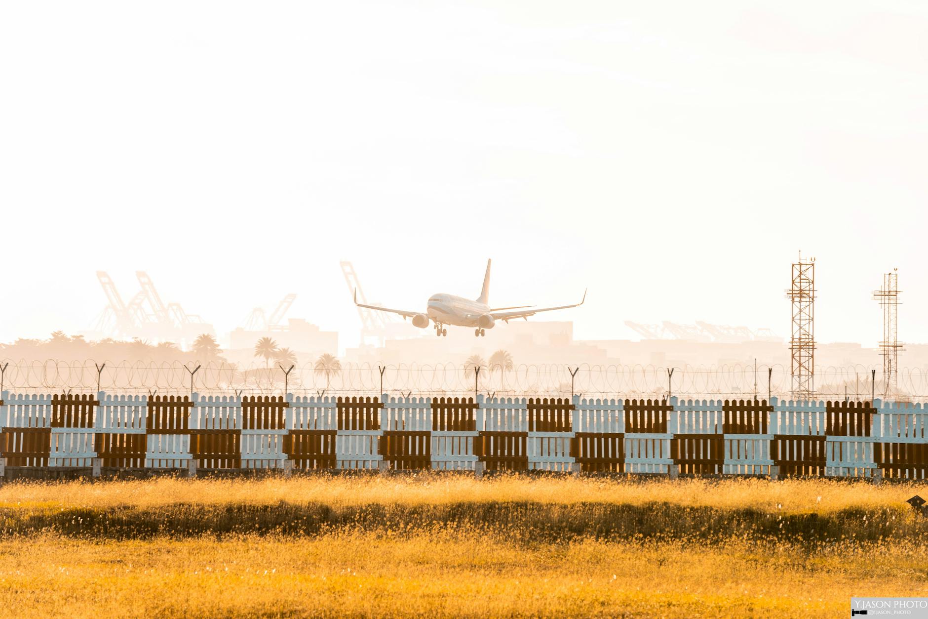 Samolot pasażerski ląduje we mgle na oświetlonym pasie lotniska
