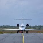 Samolot pasażerski na pasie startowym przed wylotem na tle chmur