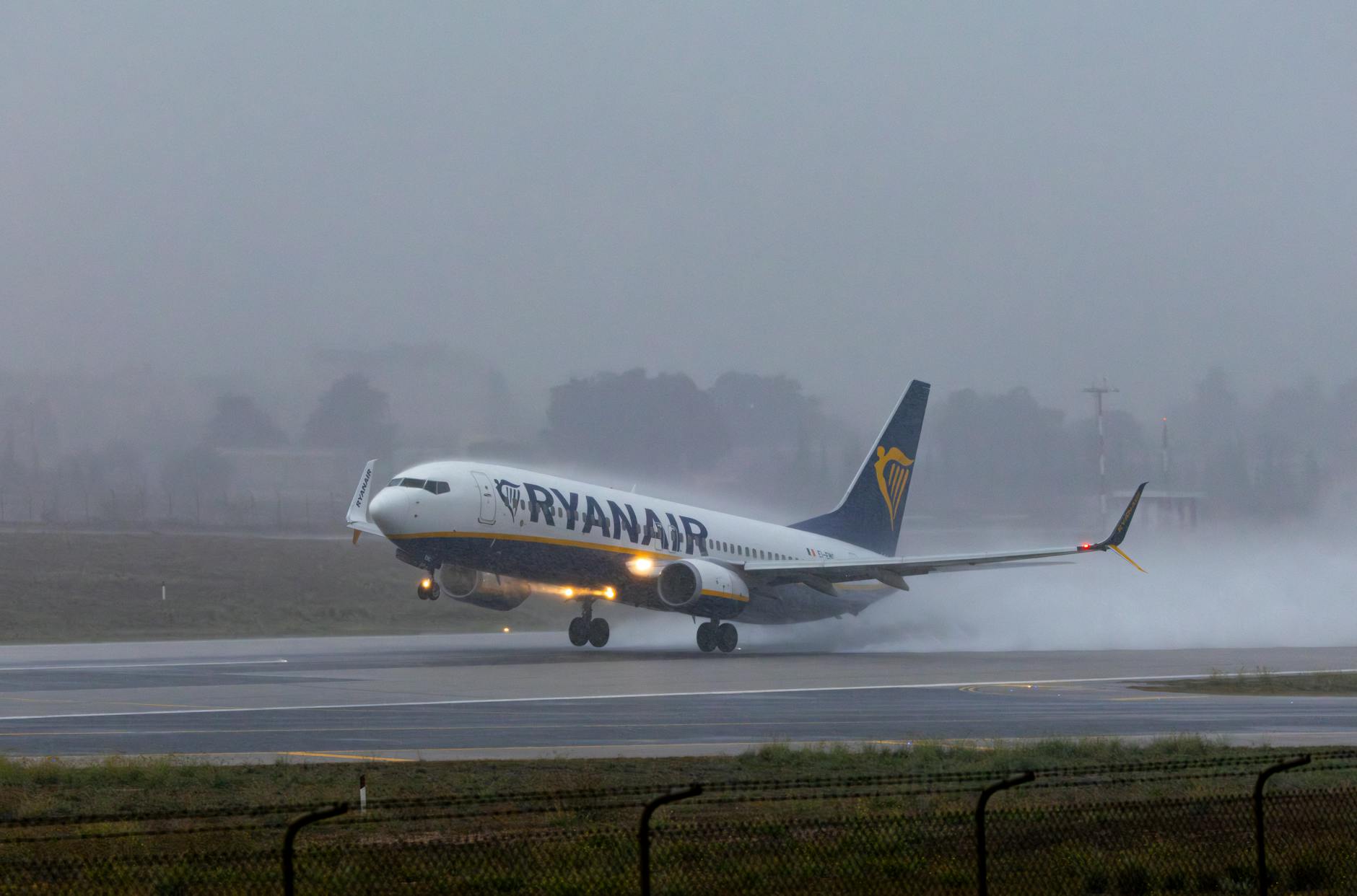 Samolot Ryanair ląduje we mgle na mokrym pasie startowym