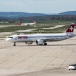 Samolot Swiss na pasie lotniska w Zurychu na tle gór