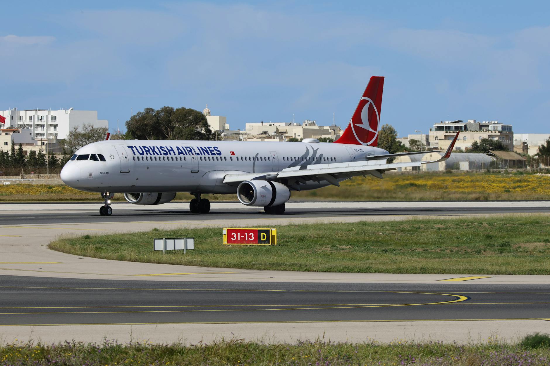 Samolot Turkish Airlines kołuje po drodze startowej lotniska