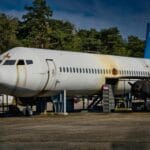 Stary samolot treningowy ARFF na poligonie do ćwiczeń ratowniczych