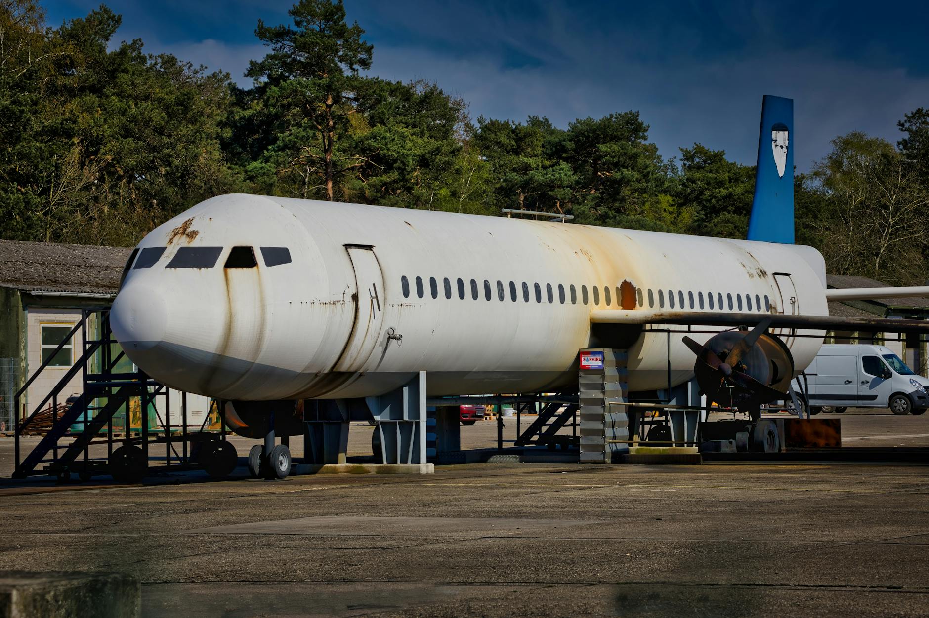 Stary samolot treningowy ARFF na poligonie do ćwiczeń ratowniczych
