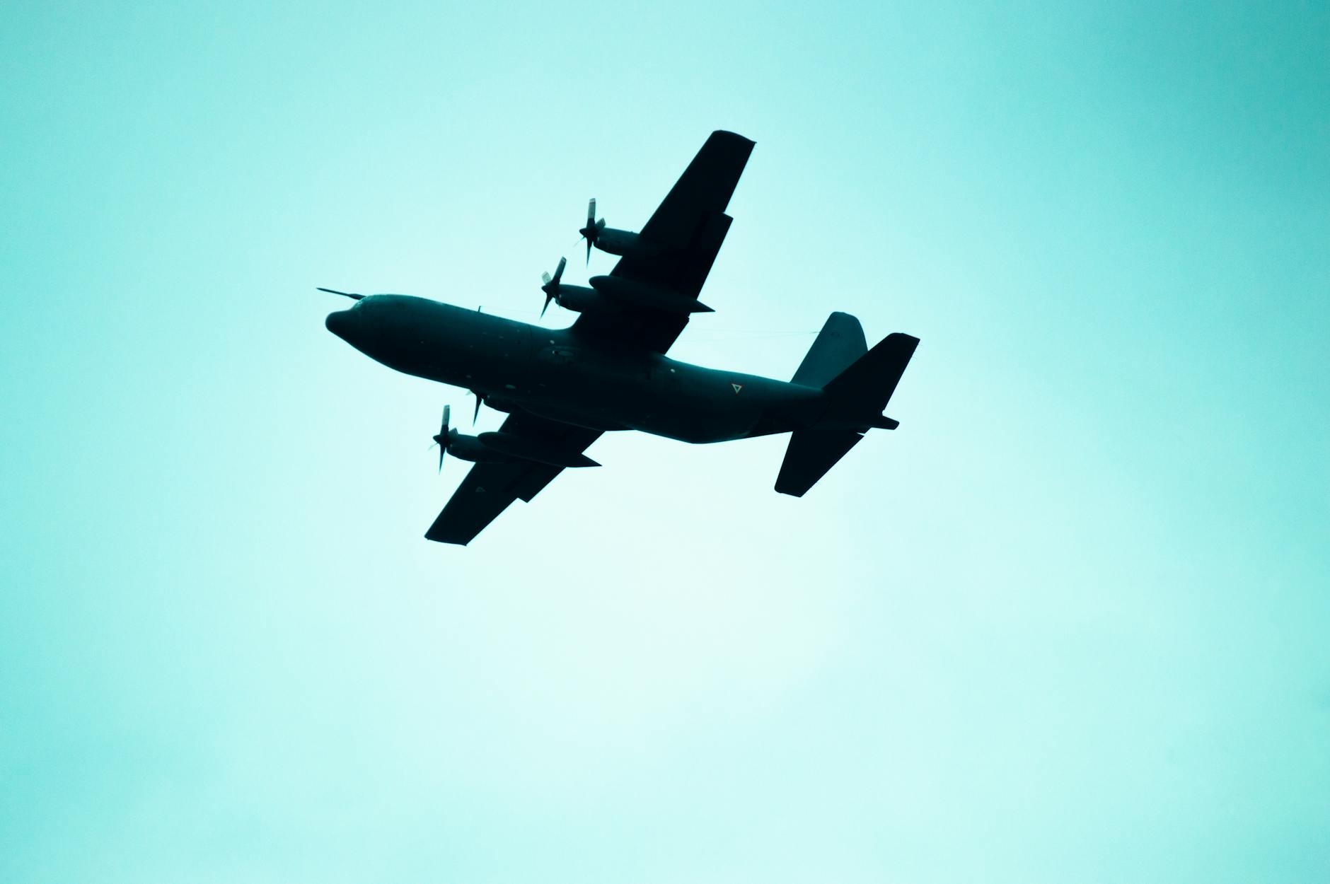 Sylwetka wojskowego samolotu odrzutowego na tle czystego nieba