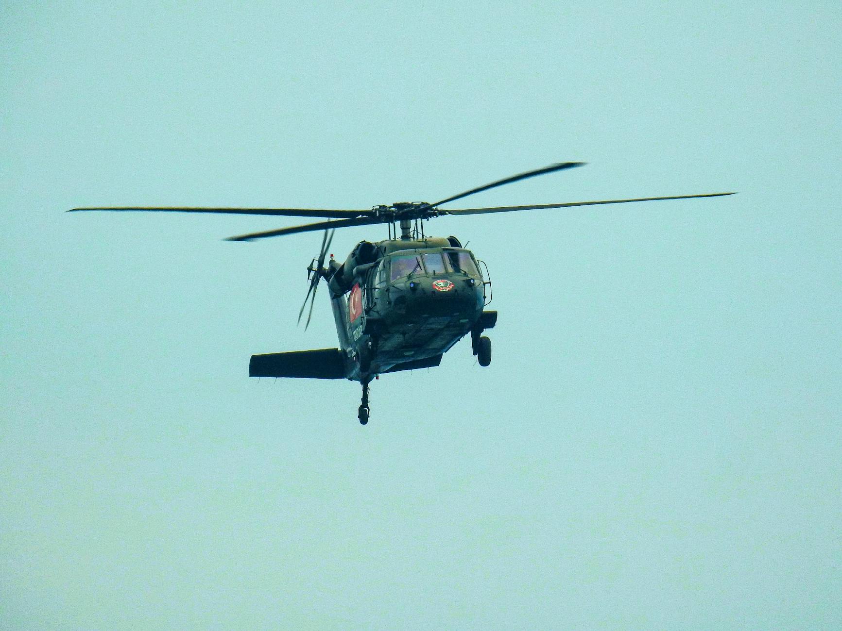 Wojskowy śmigłowiec transportowy w locie na tle czystego nieba