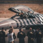 Załoga naziemna przygotowuje wojskowy myśliwiec na płycie lotniska