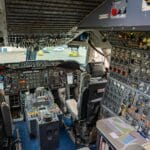 Zbliżenie na przyrządy w kokpicie zabytkowego samolotu