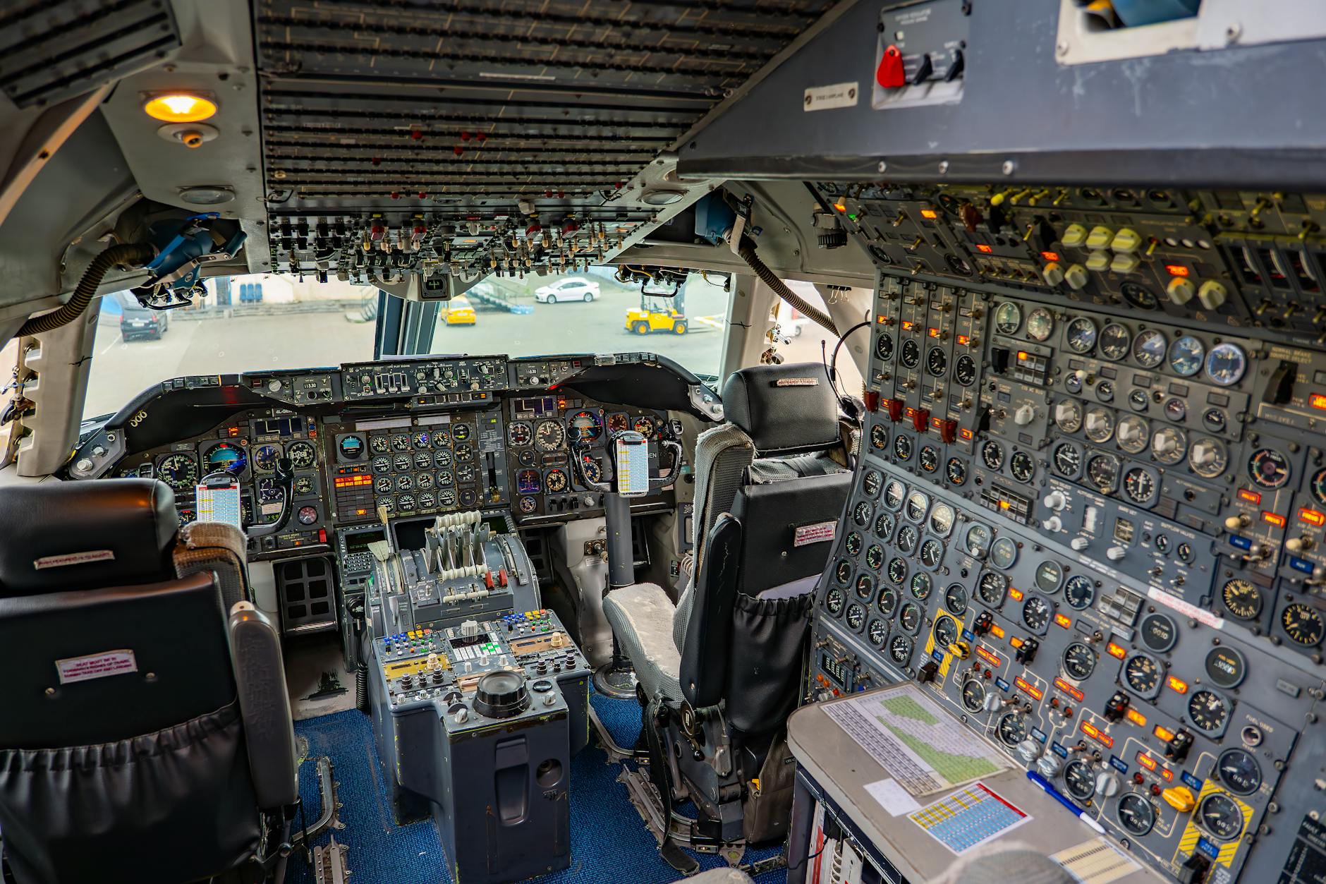 Zasada redundancji: dlaczego samoloty mają po kilka systemów awaryjnych Zbliżenie na zabytkowy kokpit samolotu z licznymi przełącznikami