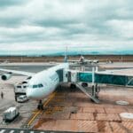 Duży samolot pasażerski przy rękawie na lotnisku w RPA