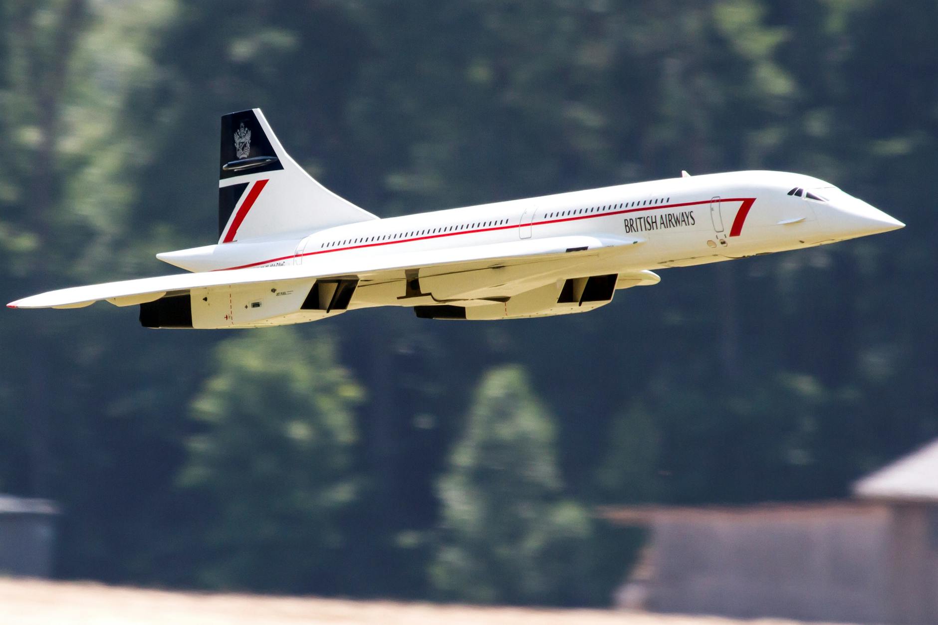 Model RC Concorde w barwach British Airways w locie na zewnątrz