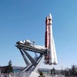 Rakieta Sojuz na wystawie w Moskwie na tle bezchmurnego nieba