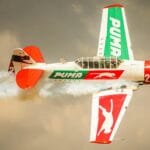 Samolot akrobacyjny Puma na pokazie lotniczym ze smugą dymu
