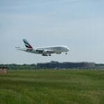 Samolot Emirates Airbus A380 podchodzi do lądowania na lotnisku