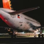 Samolot pasażerski nocą na płycie lotniska w Filipinach