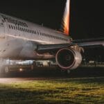 Samolot Philippine Airlines nocą na lotnisku, z widocznym silnikiem
