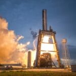 Start rakiety SpaceX na tle kolorowego nieba o zmierzchu