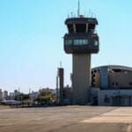 Wieża kontroli lotów na lotnisku w Londrinie w słoneczny dzień