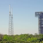 Wieże startowe rakiety na tle czystego nieba w Kennedy Space Center