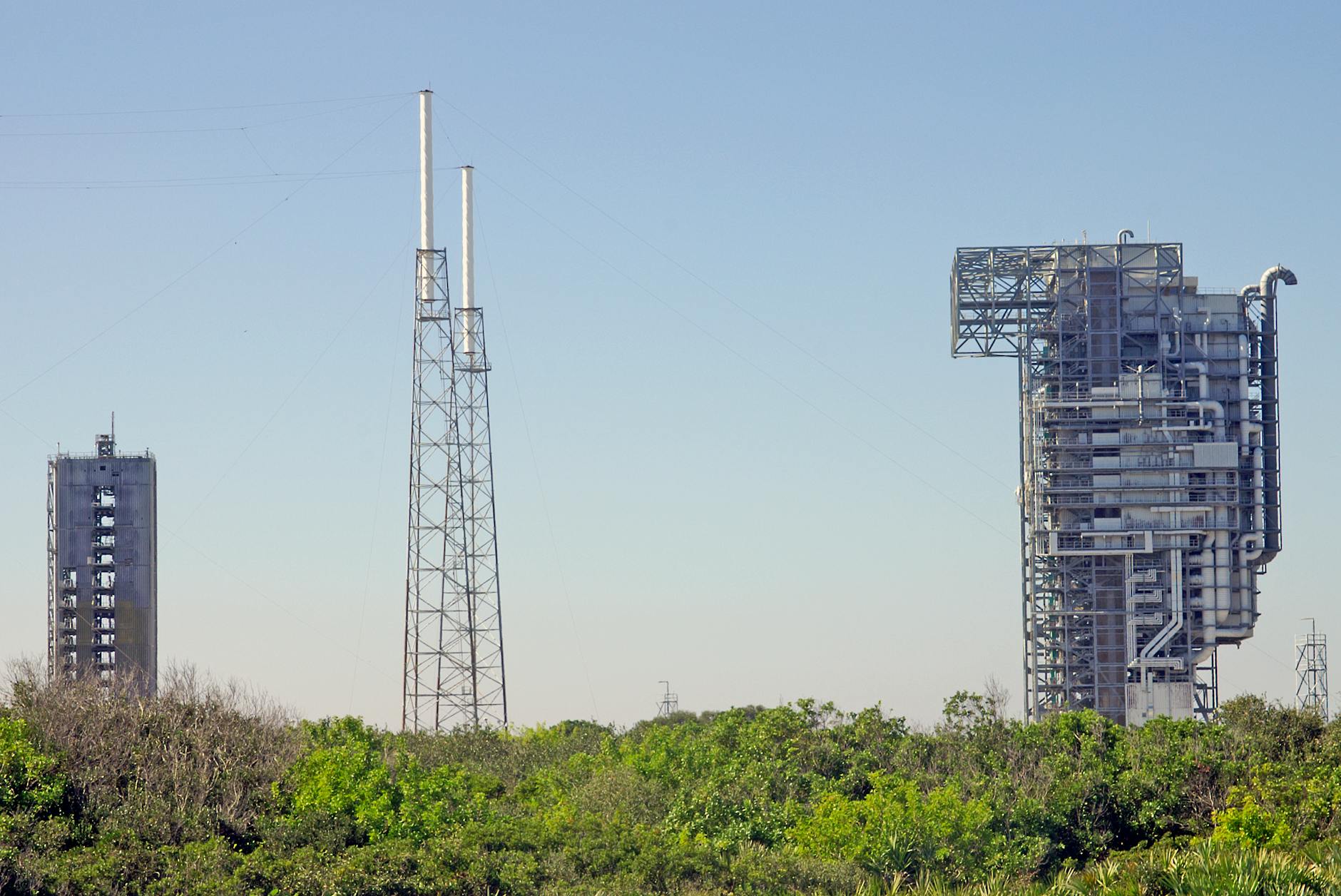 Wieże startowe rakiety na tle czystego nieba w Kennedy Space Center