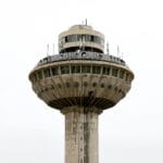 Zbliżenie na wieżę kontroli ruchu lotniczego na lotnisku w Erywaniu