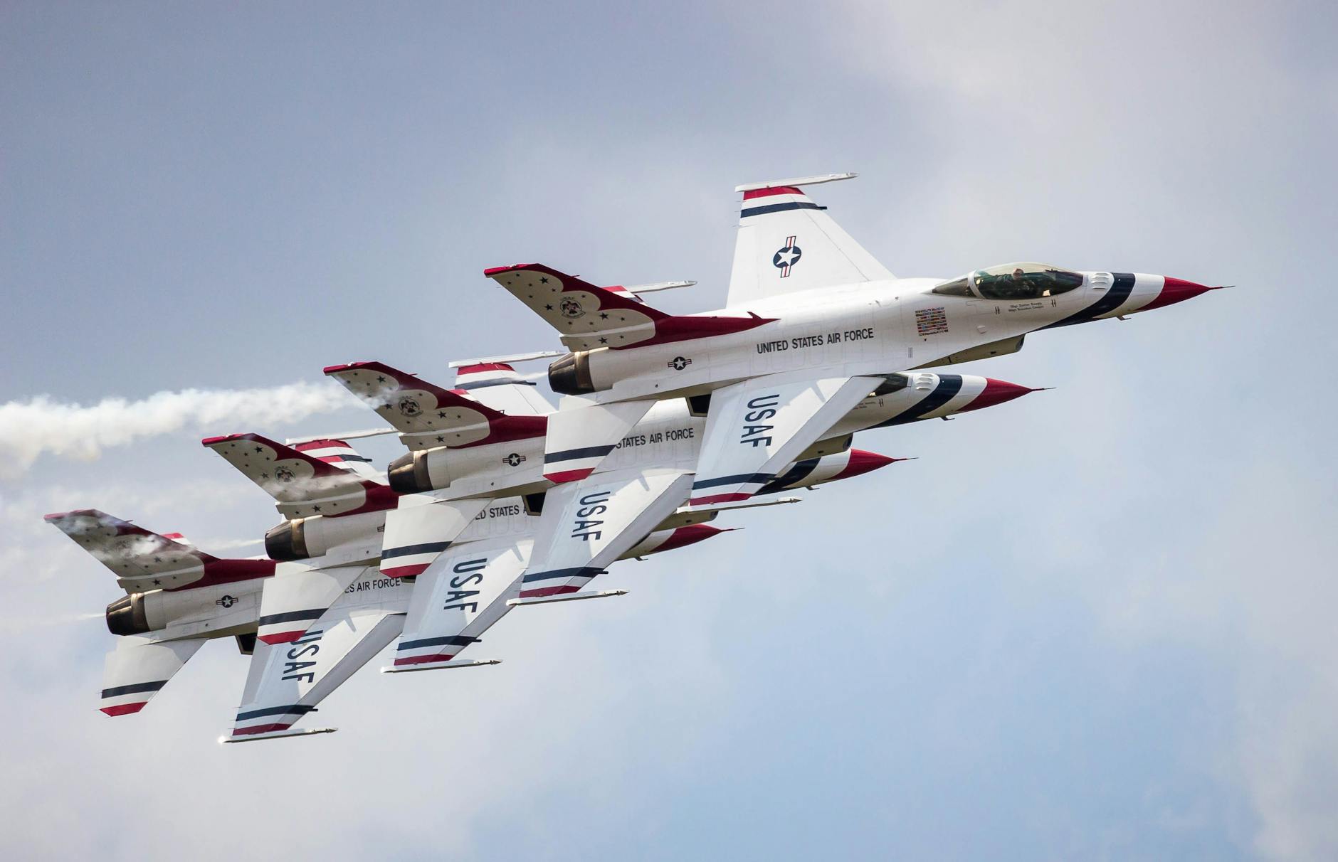 Myśliwce USAF wykonujące akrobacje w powietrzu podczas pokazu