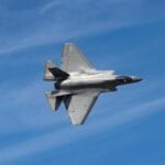 Myśliwiec F-35 Lightning II w locie na tle błękitnego nieba