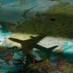 Cień samolotu pasażerskiego na mapie Europy