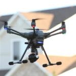Dron latający nad osiedlem domów jednorodzinnych