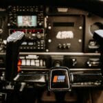 Kabina samolotu Piper z przyrządami i panelami sterowania