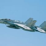 Myśliwce F/A-18 Super Hornet w szyku na błękitnym niebie nad Nowym Jorkiem