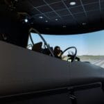 Kobieta pilot ćwiczy na zaawansowanym symulatorze lotu