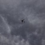 Samolot na tle ciemnych burzowych chmur w czasie turbulencji