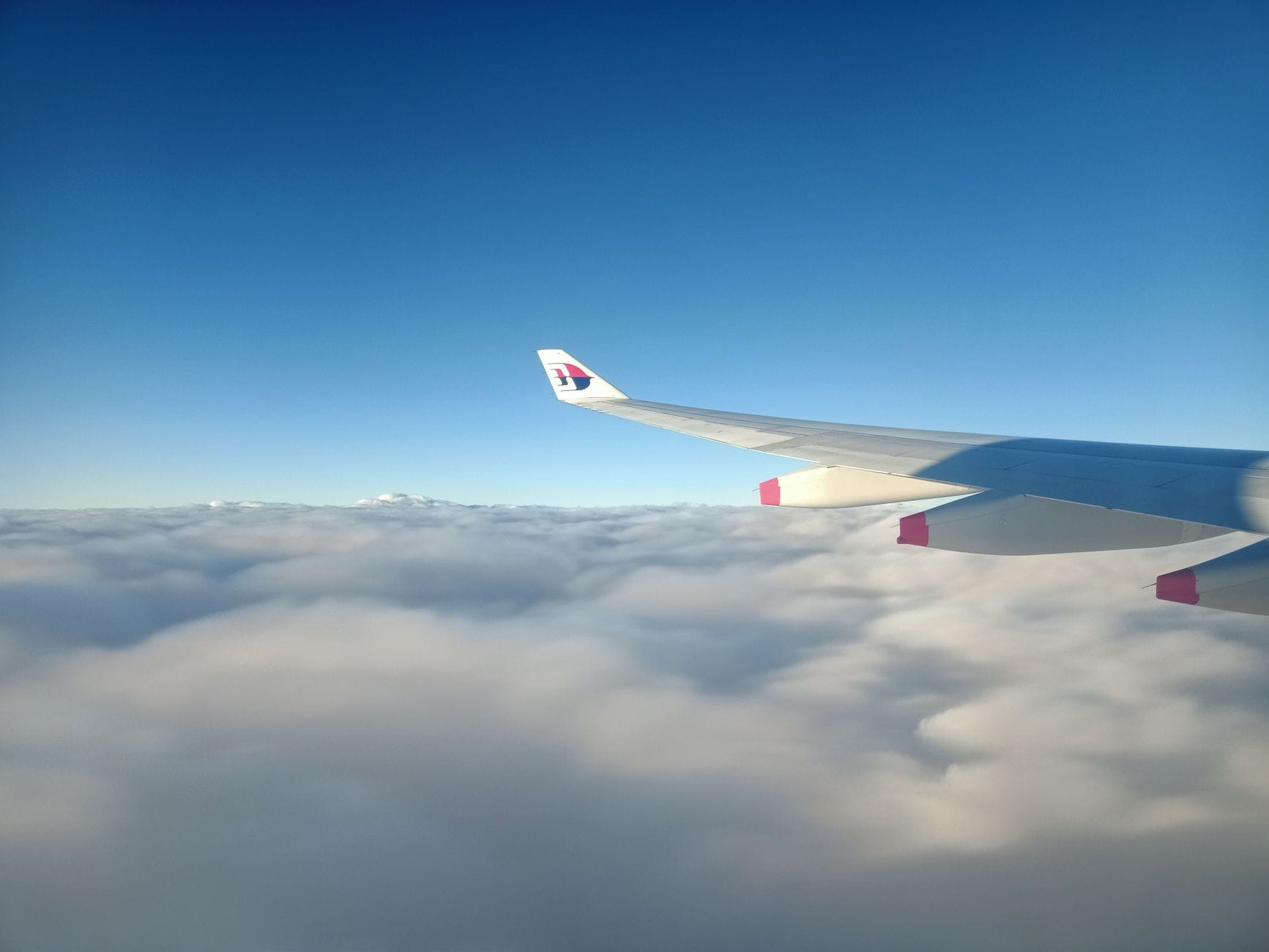 Skrzydło Airbusa nad chmurami podczas lotu dalekodystansowego
